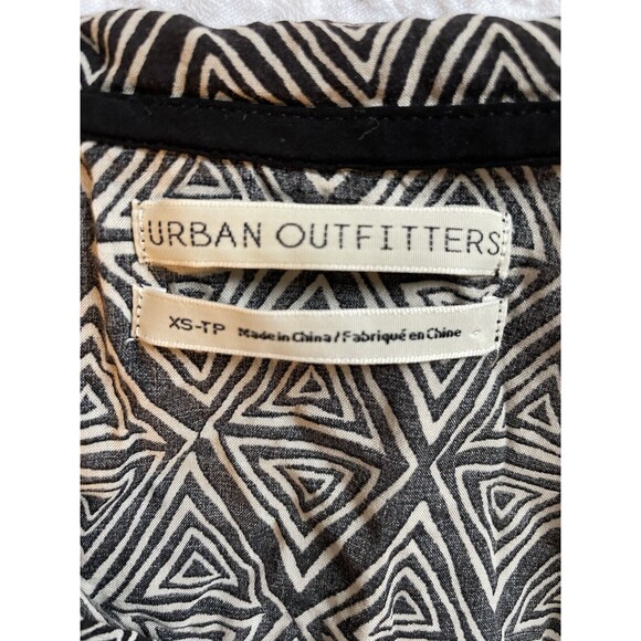 Urban Outfitters Cropped Top Black Tribal Print Sz XS High-low hem a22 - Picture 5 of 8